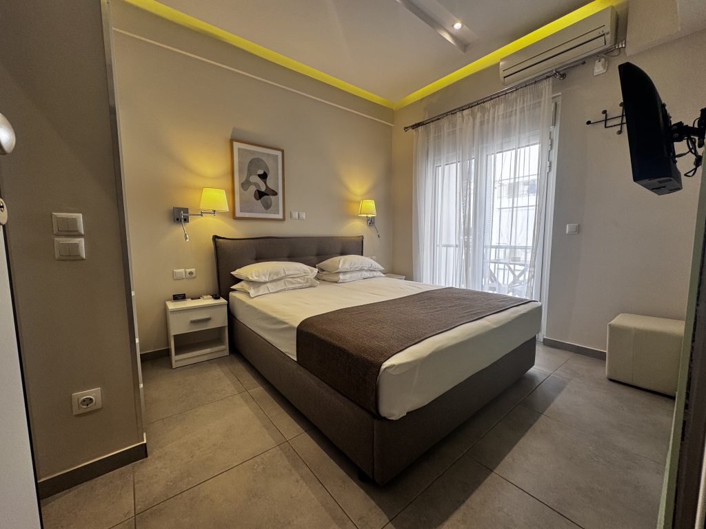 Athens Stay 15 Comfortable Hotel-Style Room with Balcony in Athens Center